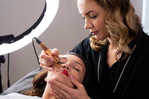 Comment le peuple Maori transmet-il ses légendes à travers l'art du tatouage traditionnel ?